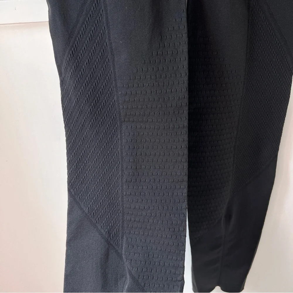 Lululemon Perforated Black Light Speed Crop